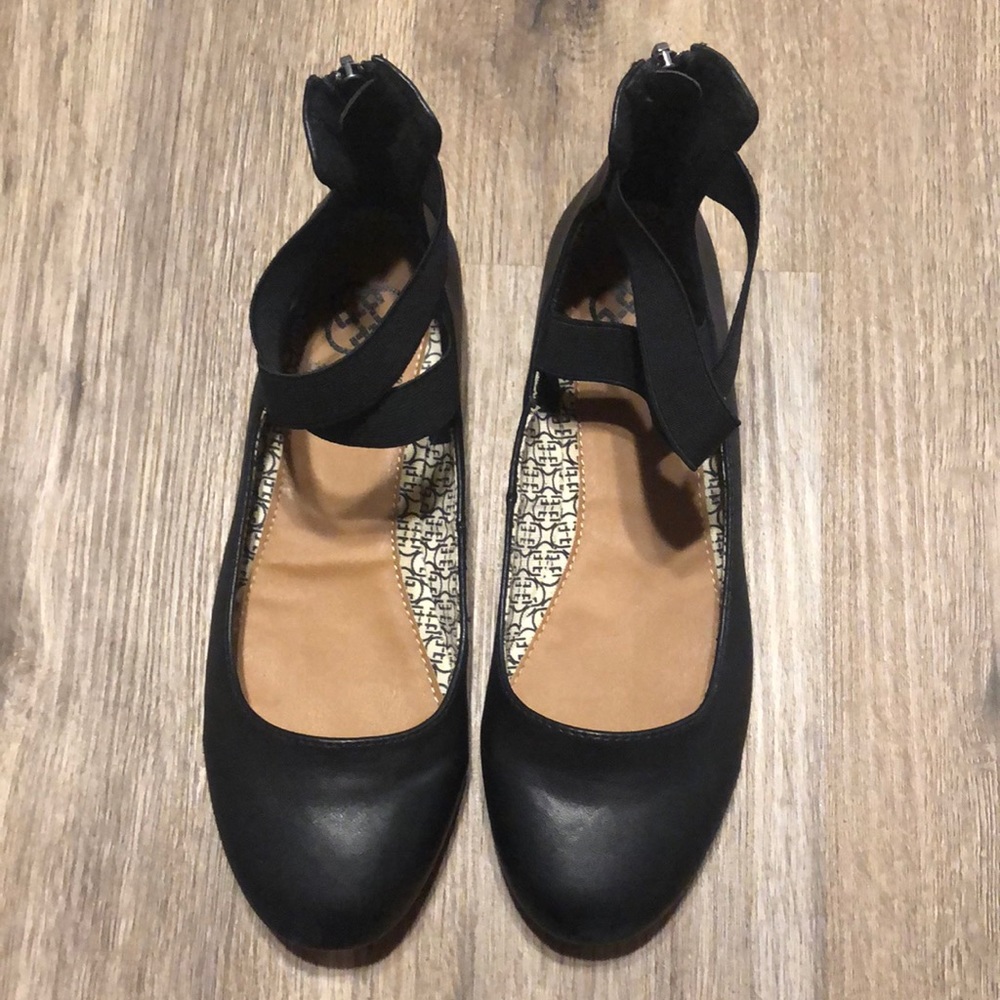 Daisy Fuentes black flats size 8